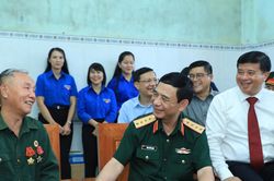 Đại tướng Phan Văn Giang thăm, tặng qu&agrave; người c&oacute; c&ocirc;ng, gia đ&igrave;nh ch&iacute;nh s&aacute;ch x&atilde; Nh&acirc;n Cơ