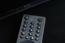 Bất chấp Bluetooth và AI, vì sao công nghệ hồng ngoại vẫn giữ vị trí then chốt trên remote TV?