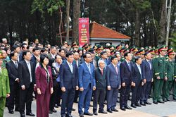 Thường trực Tỉnh ủy L&acirc;m Đồng d&acirc;ng hương, d&acirc;ng hoa tưởng niệm c&aacute;c Anh h&ugrave;ng liệt sĩ