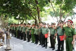 Hội Cựu CAND tỉnh d&acirc;ng hương tri &acirc;n c&aacute;c Anh h&ugrave;ng liệt sĩ v&agrave; thăm th&acirc;n nh&acirc;n 10 nữ d&acirc;n qu&acirc;n ph&aacute;o ph&ograve;ng kh&ocirc;ng Lam Hạ