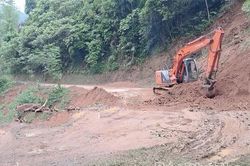 Giữ mạch đường giữa núi rừng