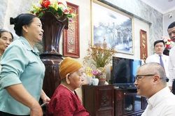 B&iacute; thư Tỉnh ủy Phạm Đại Dương thăm, tặng qu&agrave; Mẹ Việt Nam Anh h&ugrave;ng v&agrave; người c&oacute; c&ocirc;ng tại x&atilde; Hy Cương