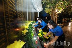 Thắp nến tri &acirc;n c&aacute;c Anh h&ugrave;ng liệt sĩ