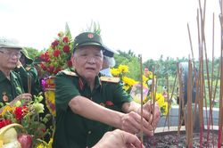 Hội Chiến sĩ Th&agrave;nh Cổ Quảng Trị năm 1972 tri &acirc;n c&aacute;c anh h&ugrave;ng liệt sĩ tại Di t&iacute;ch Quốc gia đặc biệt Th&agrave;nh Cổ Quảng Trị