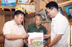 Đồng chí Phó Bí thư Thường trực Tỉnh ủy, Chủ tịch HĐND tỉnh thăm, tặng quà gia đình chính sách tại xã Mai Sơn