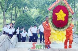 C&ocirc;ng ty Điện lực Sơn La hương, d&acirc;ng hoa tưởng niệm c&aacute;c Anh h&ugrave;ng Liệt sĩ