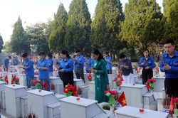 Tuổi trẻ Tuy&ecirc;n Quang d&acirc;ng hương, thắp nến tri &acirc;n c&aacute;c Anh h&ugrave;ng liệt sĩ v&agrave; tặng qu&agrave; cho c&aacute;c gia đ&igrave;nh ch&iacute;nh s&aacute;ch