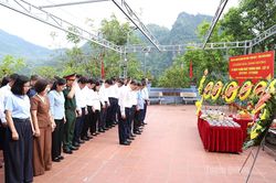 Các đồng chí lãnh đạo tỉnh dâng hương, dâng hoa tưởng nhớ các Anh hùng liệt sĩ trên điểm cao 468