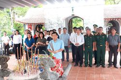 Nguy&ecirc;n Ph&oacute; Thủ tướng Ch&iacute;nh phủ Nguyễn Ch&iacute; Dũng viếng c&aacute;c Anh h&ugrave;ng liệt sĩ Mặt trận Vị Xuy&ecirc;n v&agrave; tặng qu&agrave; gia đ&igrave;nh ch&iacute;nh s&aacute;ch tại x&atilde; Thanh Thủy
