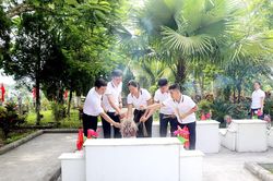 Nh&agrave; m&aacute;y Thủy điện Nậm M&aacute; d&acirc;ng hương tri &acirc;n c&aacute;c Anh h&ugrave;ng liệt sĩ v&agrave; tặng qu&agrave; cho người c&oacute; c&ocirc;ng