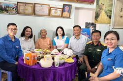 Bữa cơm bên Mẹ Việt Nam Anh hùng