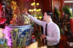 Đồng chí Vương Quốc Tuấn dâng hương tri ân các Anh hùng liệt sĩ thanh niên xung phong Đại đội 915