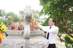 Đồng chí Bí thư Tỉnh ủy Trịnh Xuân Trường dâng hương tại Nghĩa trang Liệt sĩ Dốc Lim