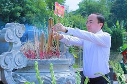Đồng ch&iacute; Nguyễn Đăng B&igrave;nh d&acirc;ng hương tưởng niệm Chủ tịch Hồ Ch&iacute; Minh v&agrave; c&aacute;c Anh h&ugrave;ng liệt sĩ