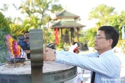 L&atilde;nh đạo th&agrave;nh phố d&acirc;ng hương, d&acirc;ng hoa tri &acirc;n c&aacute;c Anh h&ugrave;ng liệt sĩ
