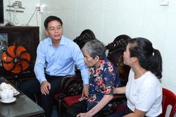 L&atilde;nh đạo th&agrave;nh phố tri &acirc;n người c&oacute; c&ocirc;ng v&agrave; c&aacute;c anh h&ugrave;ng d&acirc;n tộc