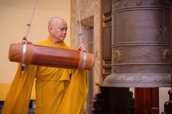 Việt Nam Quốc Tự cử ba hồi chu&ocirc;ng trống B&aacute;t-nh&atilde; tưởng niệm c&aacute;c anh h&ugrave;ng liệt sĩ hy sinh v&igrave; Tổ quốc