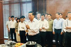 Bộ X&acirc;y dựng d&acirc;ng hương tri &acirc;n c&aacute;c Anh h&ugrave;ng liệt sĩ