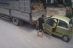 Tài xế lùi xe như chốn không người, đâm thẳng vào ô tô phía sau
