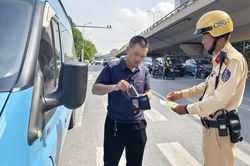 CSGT Hà Nội dùng camera ghi hình, loạt tài xế xe Limousine bị lập biên bản