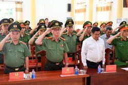 Trao bằng Tổ quốc ghi c&ocirc;ng cho th&acirc;n nh&acirc;n thiếu t&aacute; c&ocirc;ng an hy sinh khi l&agrave;m nhiệm vụ