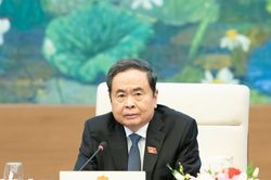 Chủ tịch Quốc hội Trần Thanh Mẫn k&yacute; ban h&agrave;nh Nghị quyết điều chỉnh chương tr&igrave;nh lập ph&aacute;p