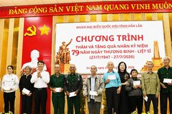Đo&agrave;n ĐBQH tỉnh Đắk Lắk tặng qu&agrave; người c&oacute; c&ocirc;ng tại phường Ea Kao
