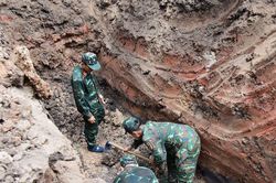 TP. Hồ Ch&iacute; Minh: B&oacute;c t&aacute;ch th&agrave;nh c&ocirc;ng 2 bộ h&agrave;i cốt liệt sĩ tập thể tại C&ocirc;ng vi&ecirc;n L&ecirc; Thị Ri&ecirc;ng