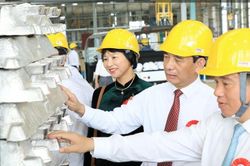Giữa cơn địa chấn nhôm toàn cầu, Việt Nam lần đầu đúc thỏi