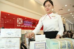 Dòng tiền tiếp tục chảy vào ngân hàng, tiền gửi dân cư tăng thêm 491.000 tỷ đồng