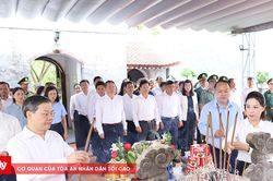 L&atilde;nh đạo Tuy&ecirc;n Quang d&acirc;ng hương, tưởng niệm c&aacute;c Anh h&ugrave;ng liệt sĩ