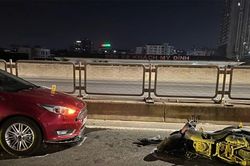 Đi ngược chiều trên Vành đai 3 trên cao, xe máy va chạm ô tô