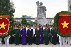 Lãnh đạo TP Hồ Chí Minh dâng hương tưởng niệm các Anh hùng liệt sĩ