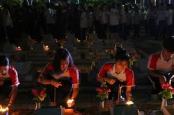 Thanh ni&ecirc;n C&ocirc;ng an nh&acirc;n d&acirc;n thắp nến tri &acirc;n c&aacute;c Anh h&ugrave;ng liệt sĩ