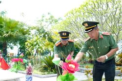 Học viện Ch&iacute;nh trị CAND tri &acirc;n, d&acirc;ng hương tại Mặt trận Vị Xuy&ecirc;n