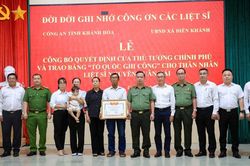 Trao bằng Tổ quốc ghi c&ocirc;ng Thiếu t&aacute; Nguyễn Xu&acirc;n Hải cho th&acirc;n nh&acirc;n gia đ&igrave;nh