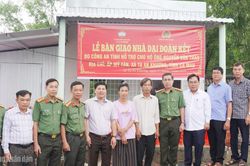 Công an tỉnh Cà Mau tặng 3 căn nhà Đại đoàn kết cho hộ nghèo