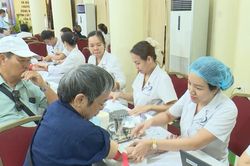 Trí ân người có công bằng hoạt động chăm sóc sức khỏe