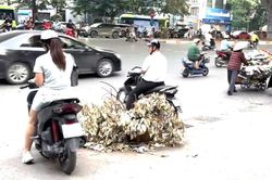 Hố sụt giữa đường, bao giờ được khắc phục?
