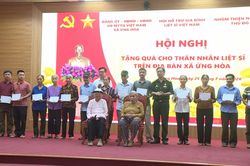 Xã Ứng Hòa tặng quà thân nhân gia đình liệt sĩ