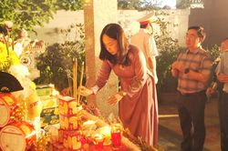 Sáng mãi ngọn nến tri ân các anh hùng liệt sĩ