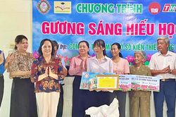 Quỹ Khuyến học Nguyễn Sinh Sắc tiếp sức cho 3 sinh viên 'Gương sáng hiếu học' tại Đồng Tháp