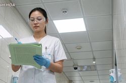 Sinh vi&ecirc;n y khoa dọa 'ti&ecirc;m thuốc độc' tr&ecirc;n TikTok: B&aacute;o động khoảng trống đ&agrave;o tạo y đức