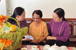 Các đơn vị, địa phương tặng quà các gia đình chính sách nhân kỷ niệm 79 năm Ngày Thương binh - Liệt sĩ (27/7/1947 - 27/7/2026)