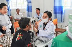 Người dân Sông Đốc được khám mắt miễn phí
