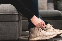 Vì sao nhiều người Mỹ thoải mái đi giày vào nhà?