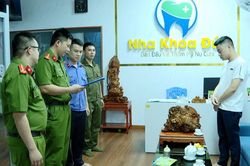 Giả danh b&aacute;c sĩ, chủ ph&ograve;ng kh&aacute;m bị khởi tố
