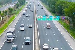 Đề xuất bố trí 'làn vượt xe' trên cao tốc, xử lý tình trạng xe chạy chậm bám làn trái