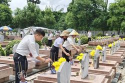 Đo&agrave;n c&ocirc;ng t&aacute;c TANDTC v&agrave; TAND hai cấp tỉnh Điện Bi&ecirc;n tri &acirc;n c&aacute;c Anh h&ugrave;ng liệt sĩ
