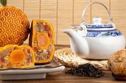 M&ugrave;a trăng cận kề: 7 mẹo chọn b&aacute;nh Trung thu ngon, hạn chế chất bảo quản ai cũng n&ecirc;n biết